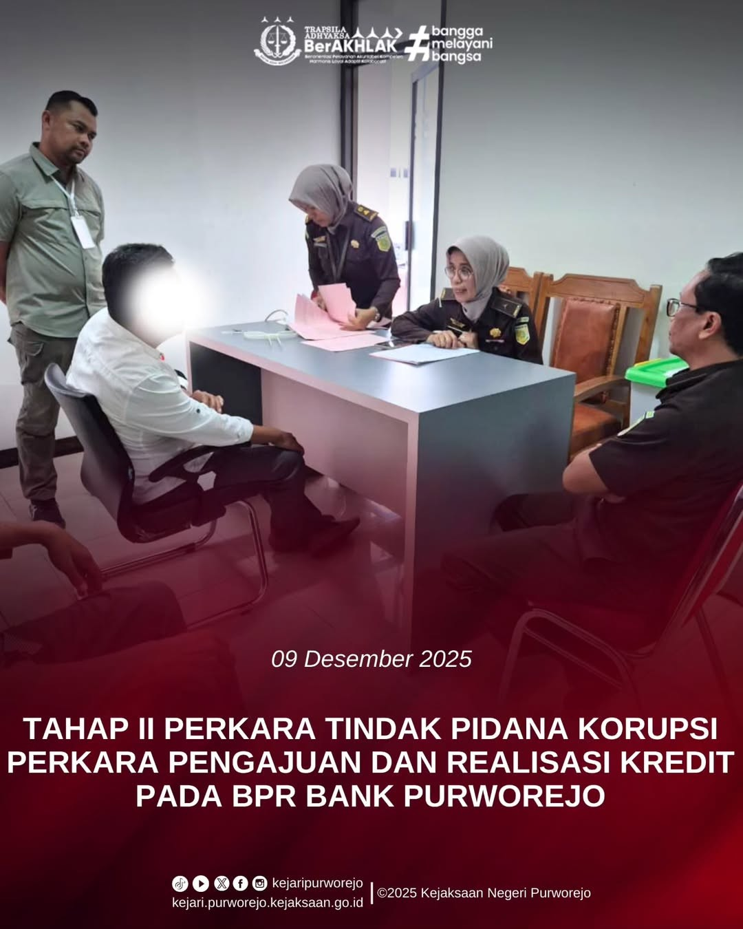 Penyerahan Tersangka dan Barang Bukti (Tahap II) Perkara Tindak Pidana Korupsi Pengajuan dan Realisasi Kredit dari tahun 2019 s/d 2021 di BPR Bank Purworejo